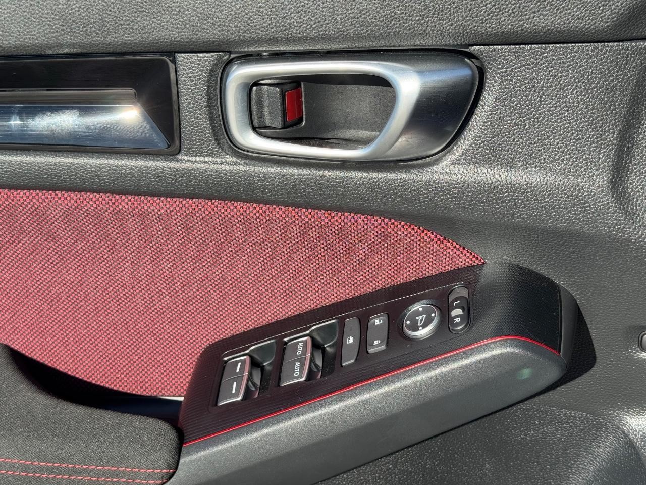 Honda Civic Si Vehicle Full-screen Gallery Image 24