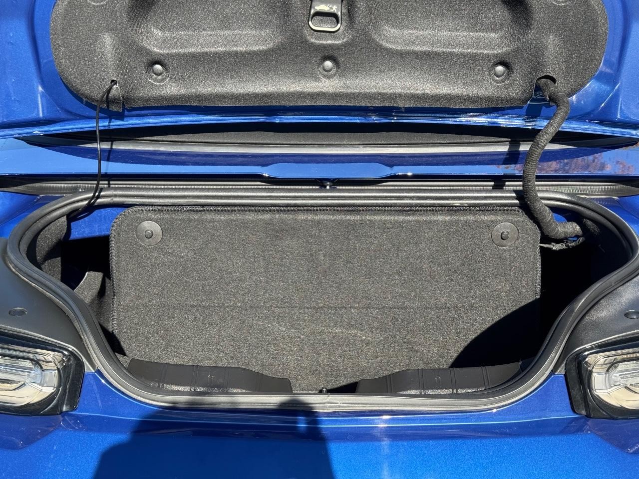 Chevrolet Camaro Vehicle Full-screen Gallery Image 04