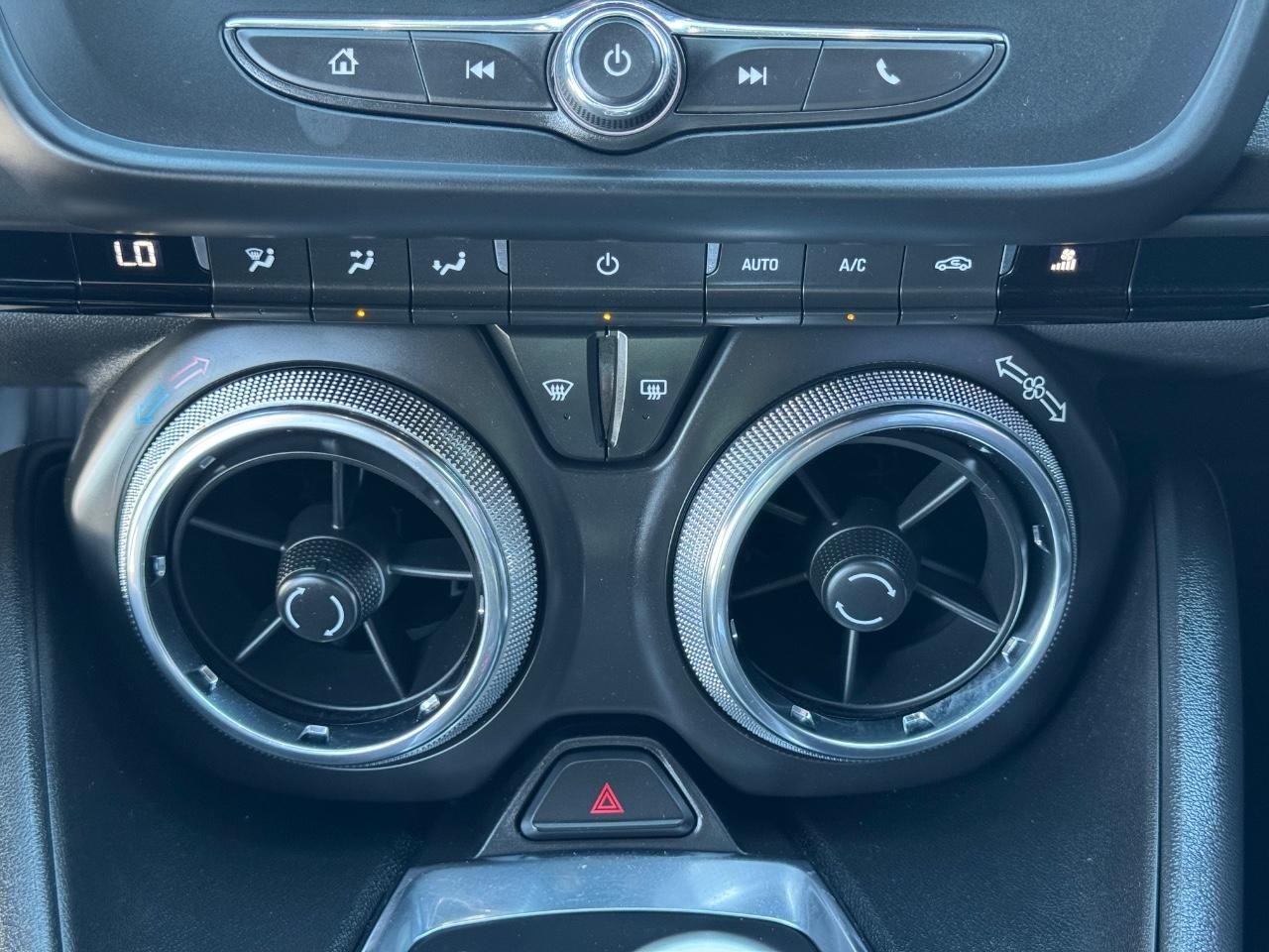 Chevrolet Camaro Vehicle Full-screen Gallery Image 17