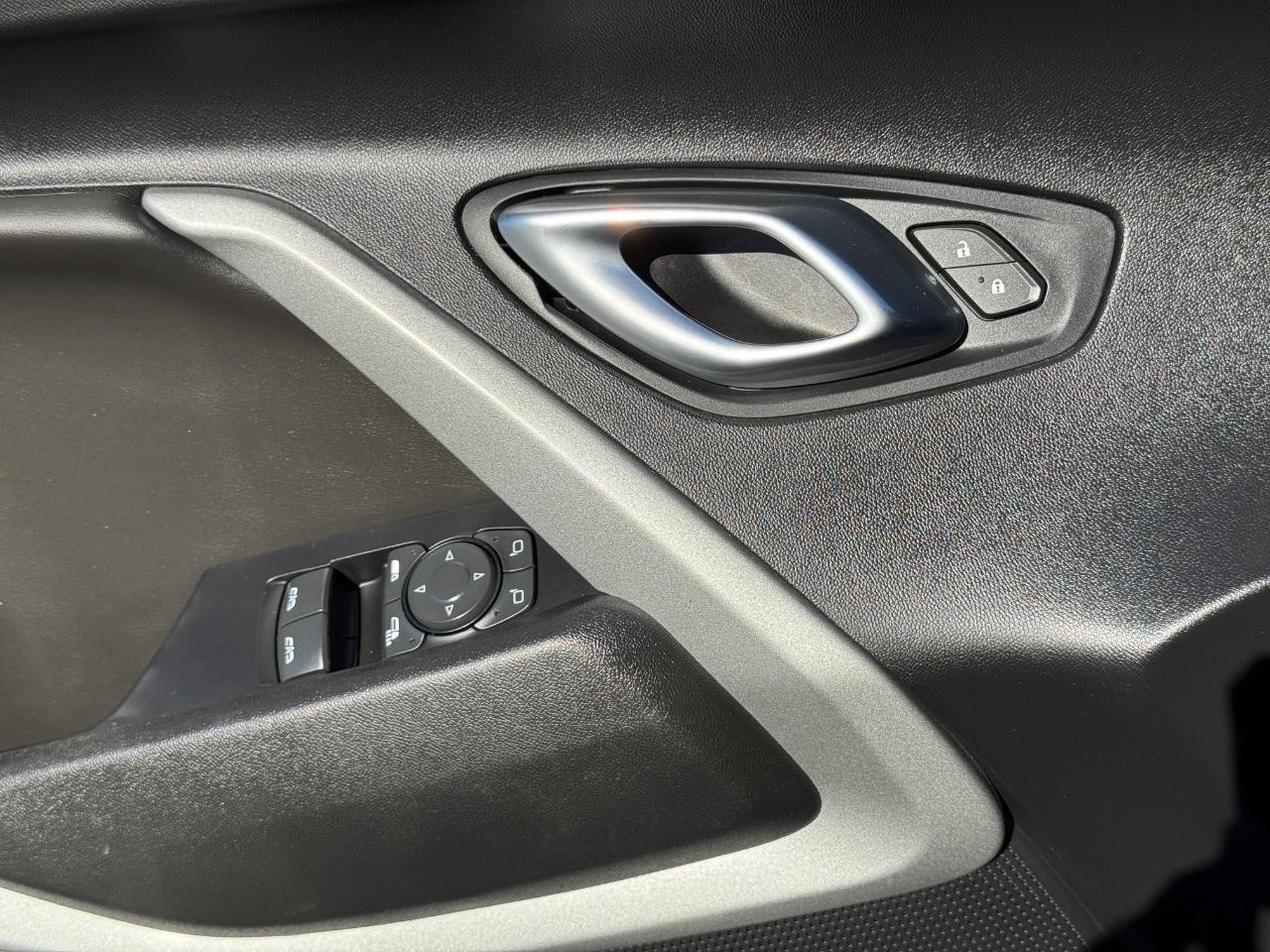 Chevrolet Camaro Vehicle Full-screen Gallery Image 22