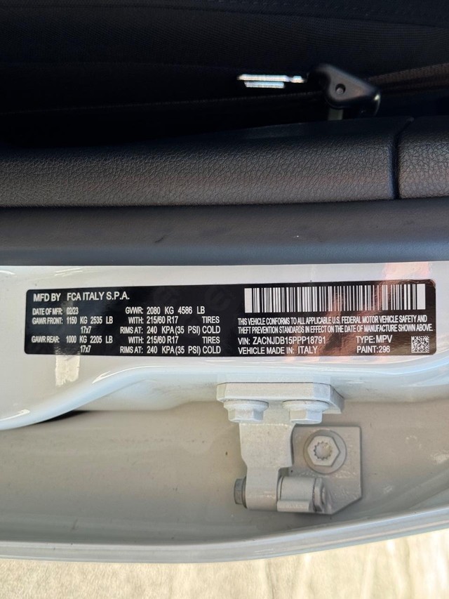 Jeep Renegade Vehicle Full-screen Gallery Image 26