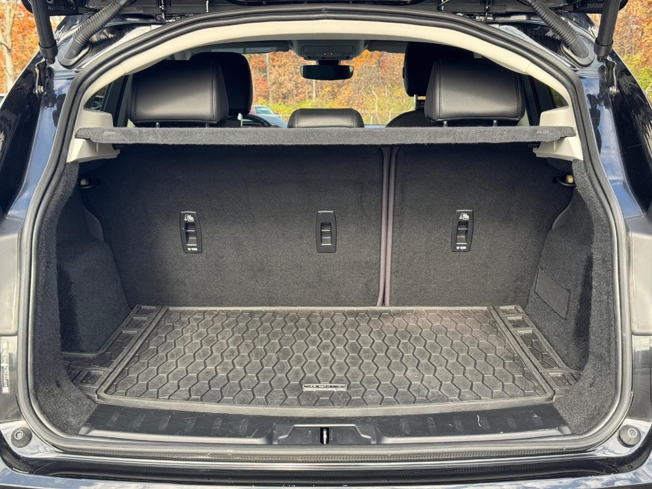 Jaguar E-Pace Vehicle Full-screen Gallery Image 04