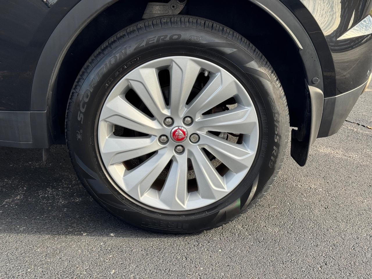 Jaguar E-Pace Vehicle Full-screen Gallery Image 07