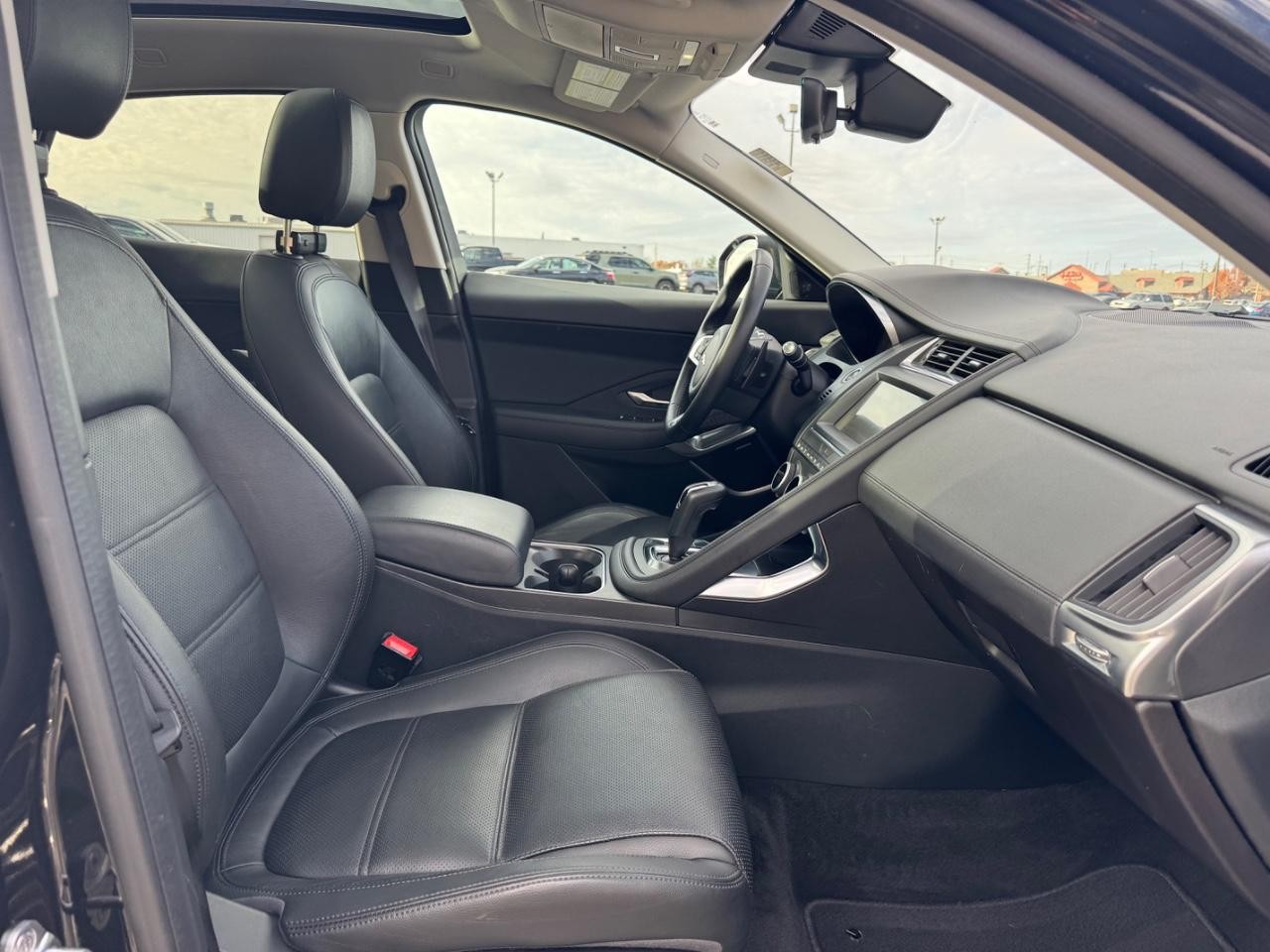 Jaguar E-Pace Vehicle Full-screen Gallery Image 17