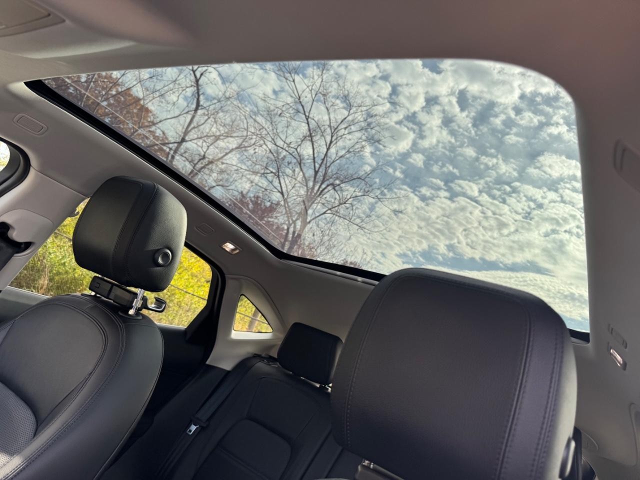 Jaguar E-Pace Vehicle Full-screen Gallery Image 19