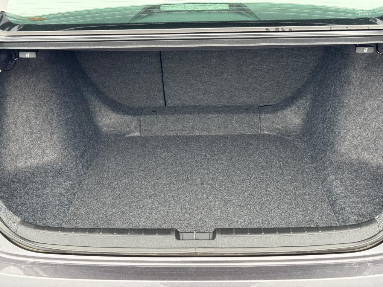 Honda Accord Hybrid Vehicle Full-screen Gallery Image 10