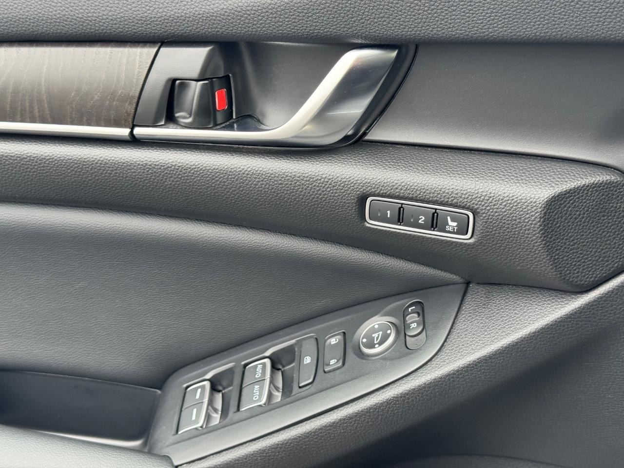 Honda Accord Hybrid Vehicle Full-screen Gallery Image 31