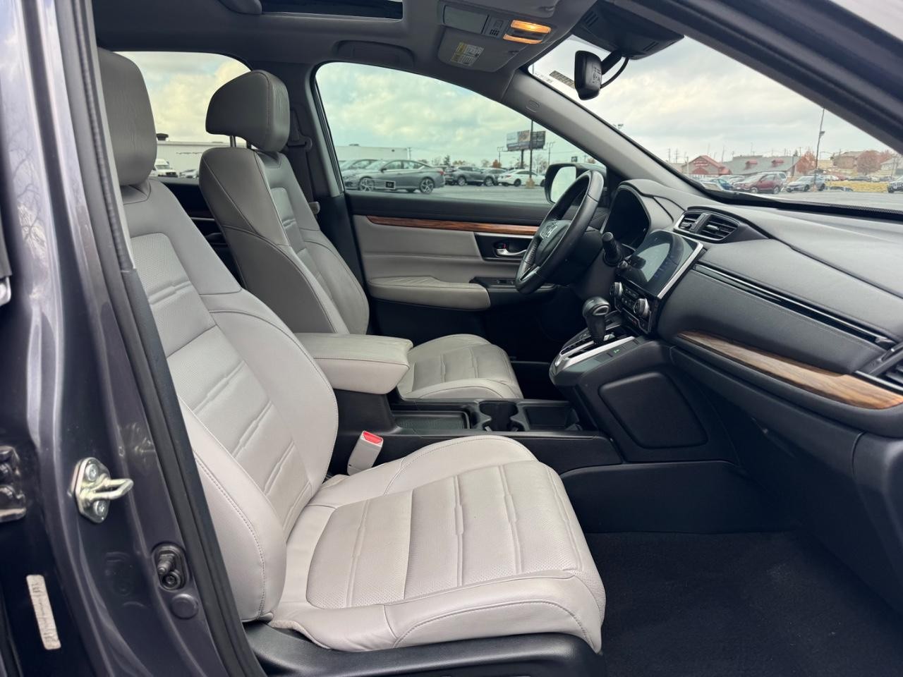 Honda CR-V Vehicle Full-screen Gallery Image 16