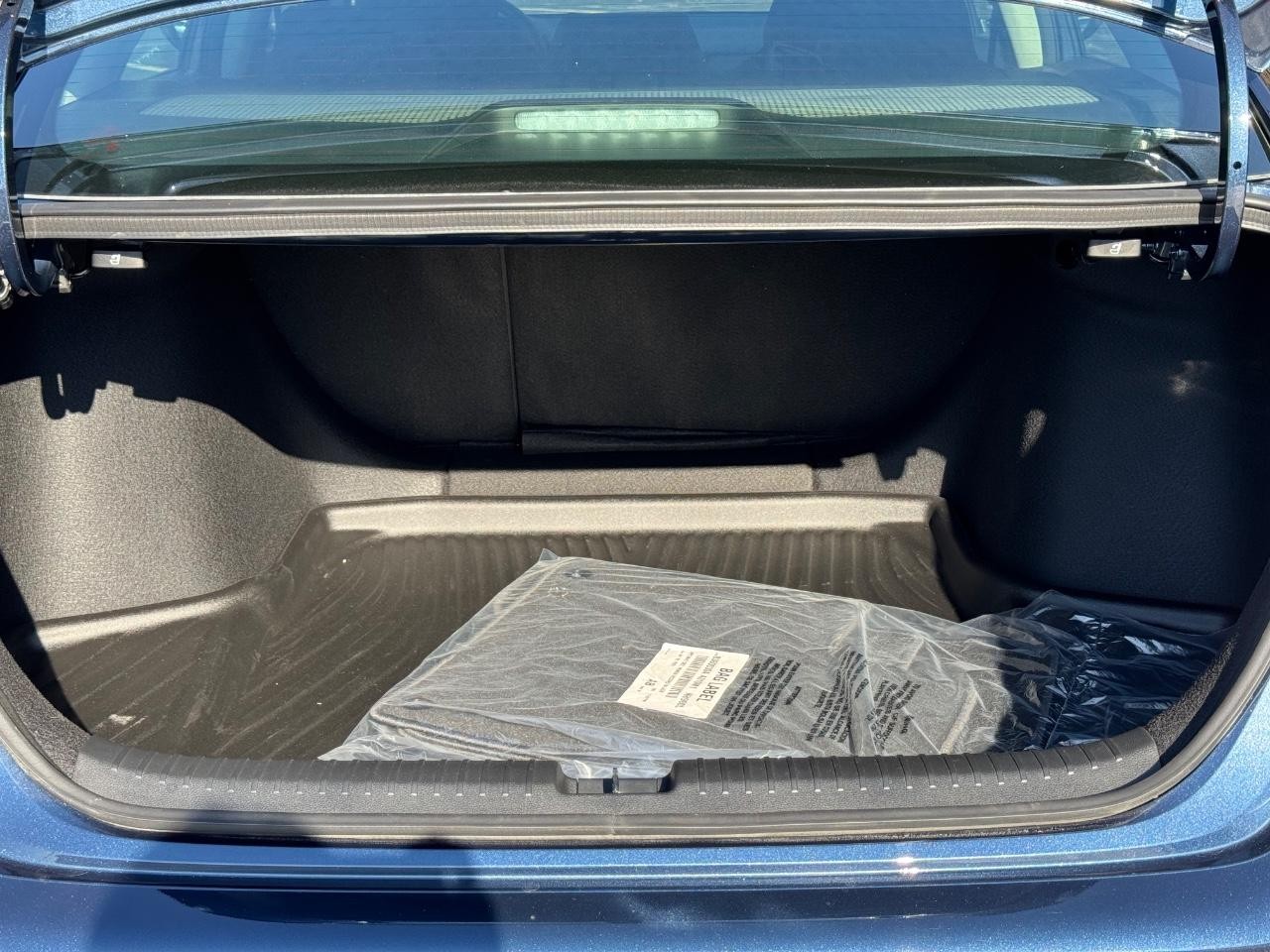 Honda Accord Sedan Vehicle Full-screen Gallery Image 04