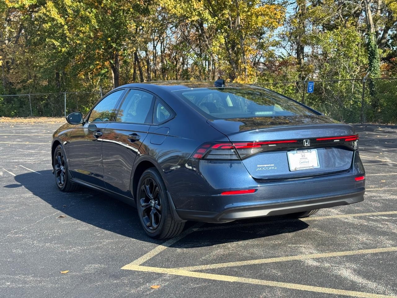 Honda Accord Sedan Vehicle Full-screen Gallery Image 06