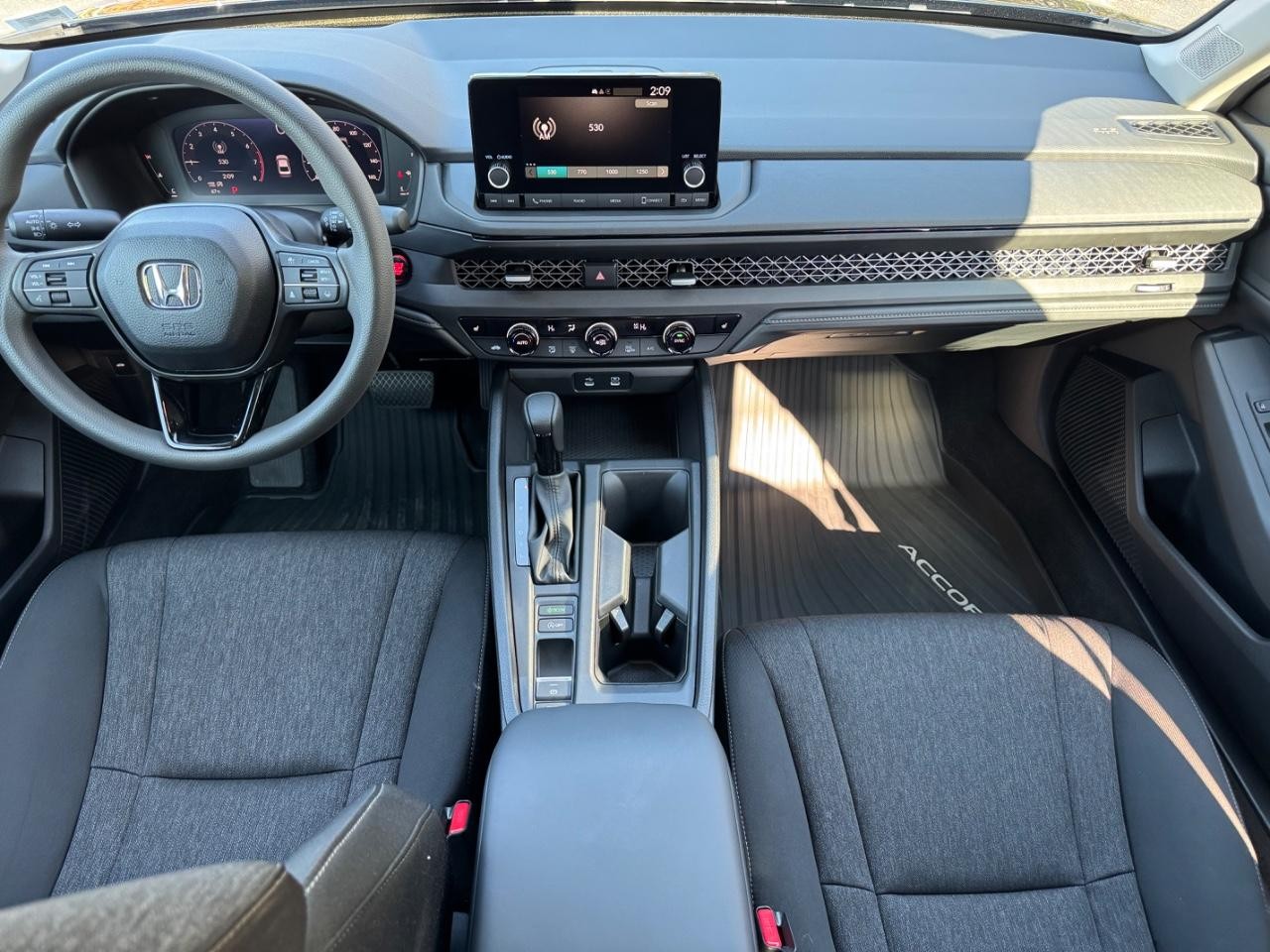 Honda Accord Sedan Vehicle Full-screen Gallery Image 11