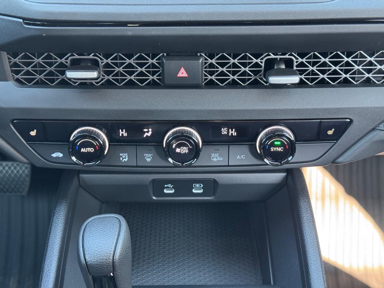 Honda Accord Sedan Vehicle Full-screen Gallery Image 14