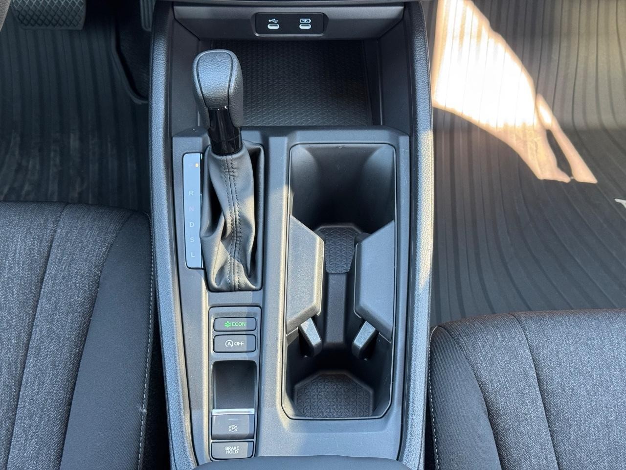 Honda Accord Sedan Vehicle Full-screen Gallery Image 15