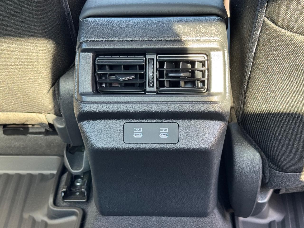 Honda Accord Sedan Vehicle Full-screen Gallery Image 16