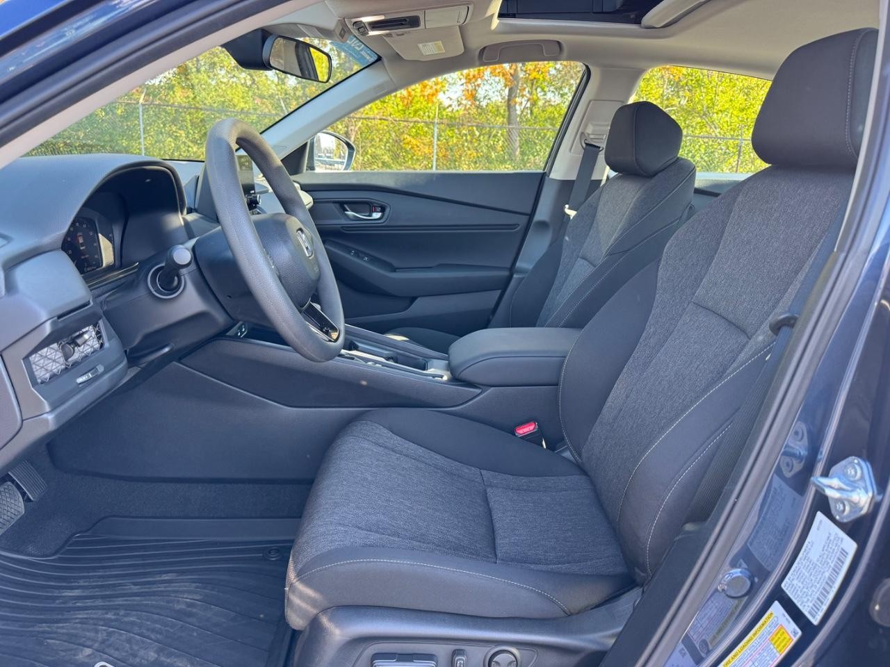 Honda Accord Sedan Vehicle Full-screen Gallery Image 18