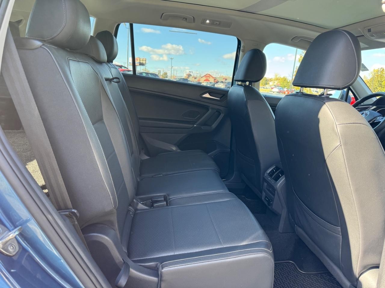 Volkswagen Tiguan Vehicle Full-screen Gallery Image 10