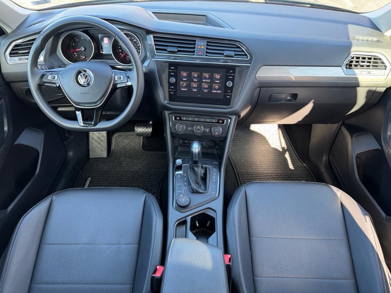 Volkswagen Tiguan Vehicle Full-screen Gallery Image 11