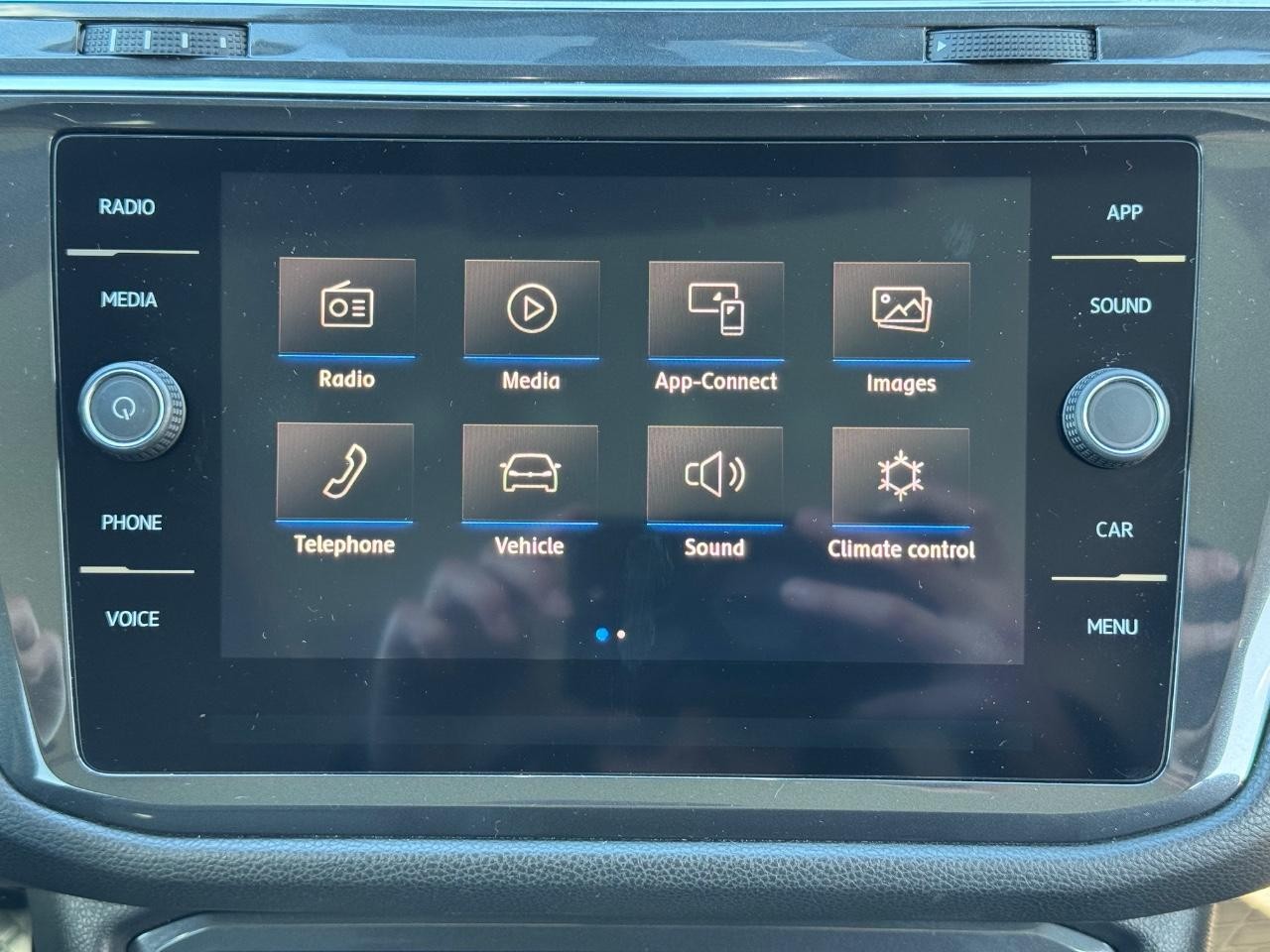 Volkswagen Tiguan Vehicle Full-screen Gallery Image 13