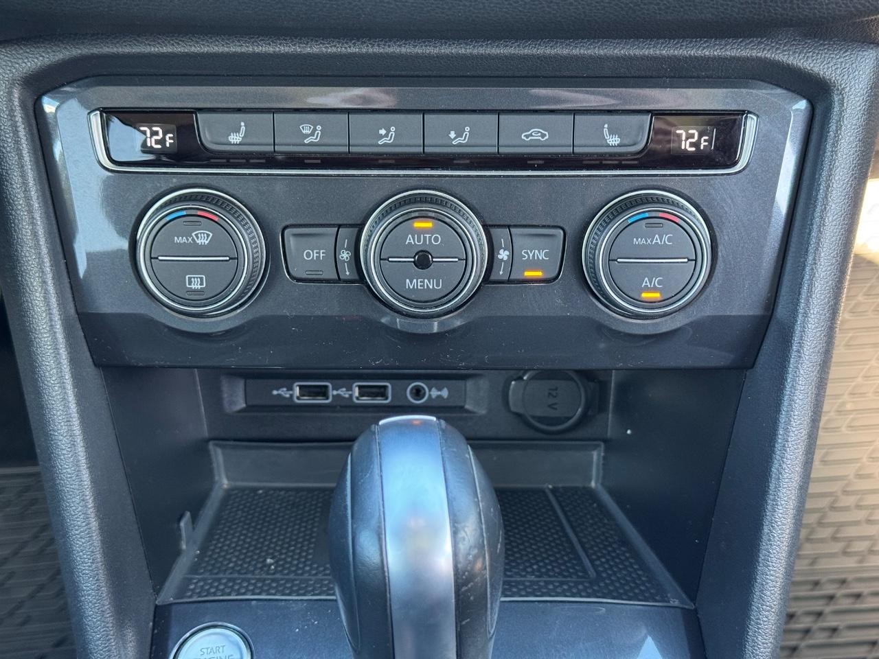 Volkswagen Tiguan Vehicle Full-screen Gallery Image 14