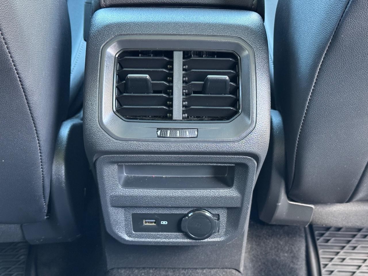 Volkswagen Tiguan Vehicle Full-screen Gallery Image 16