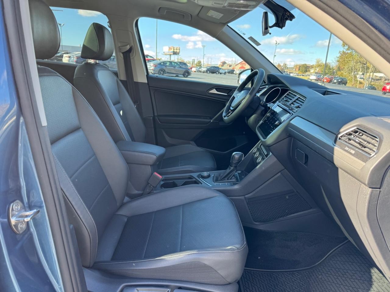 Volkswagen Tiguan Vehicle Full-screen Gallery Image 17