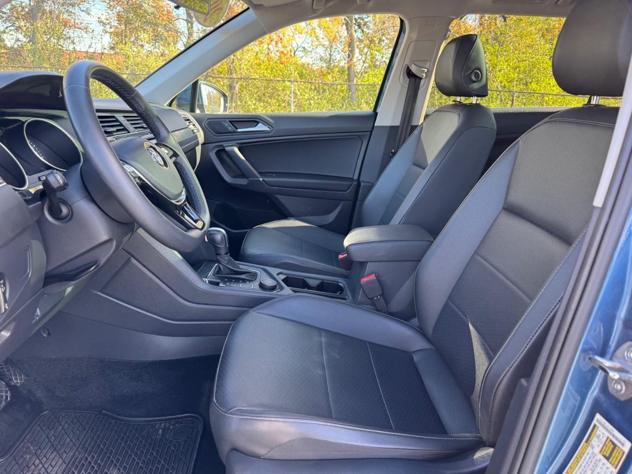 Volkswagen Tiguan Vehicle Full-screen Gallery Image 18