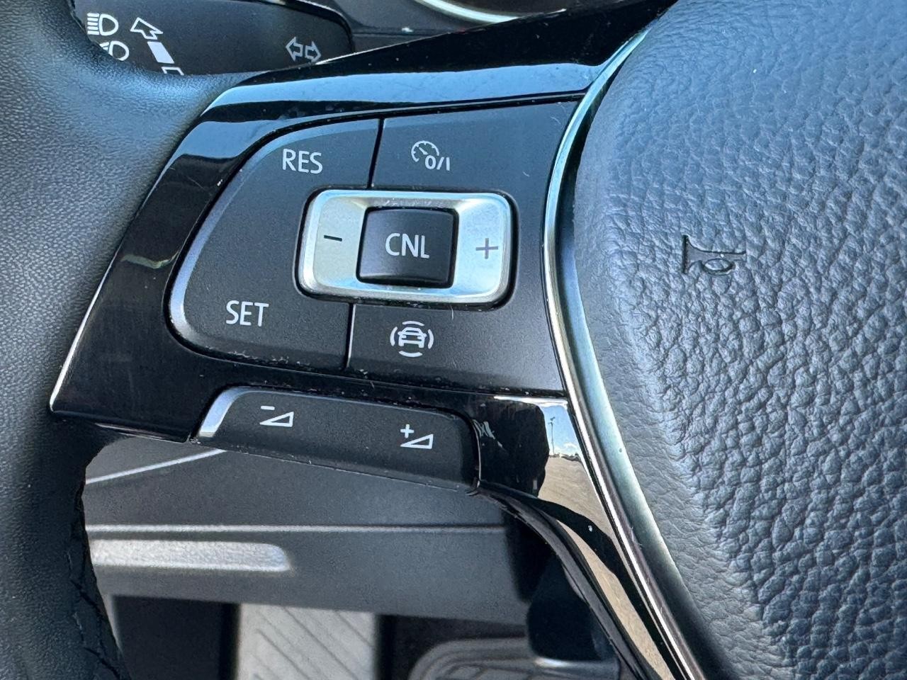 Volkswagen Tiguan Vehicle Full-screen Gallery Image 21