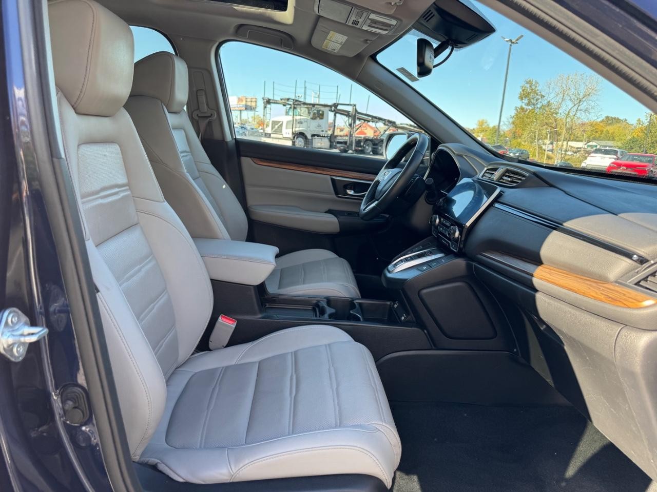 Honda CR-V Hybrid Vehicle Full-screen Gallery Image 16