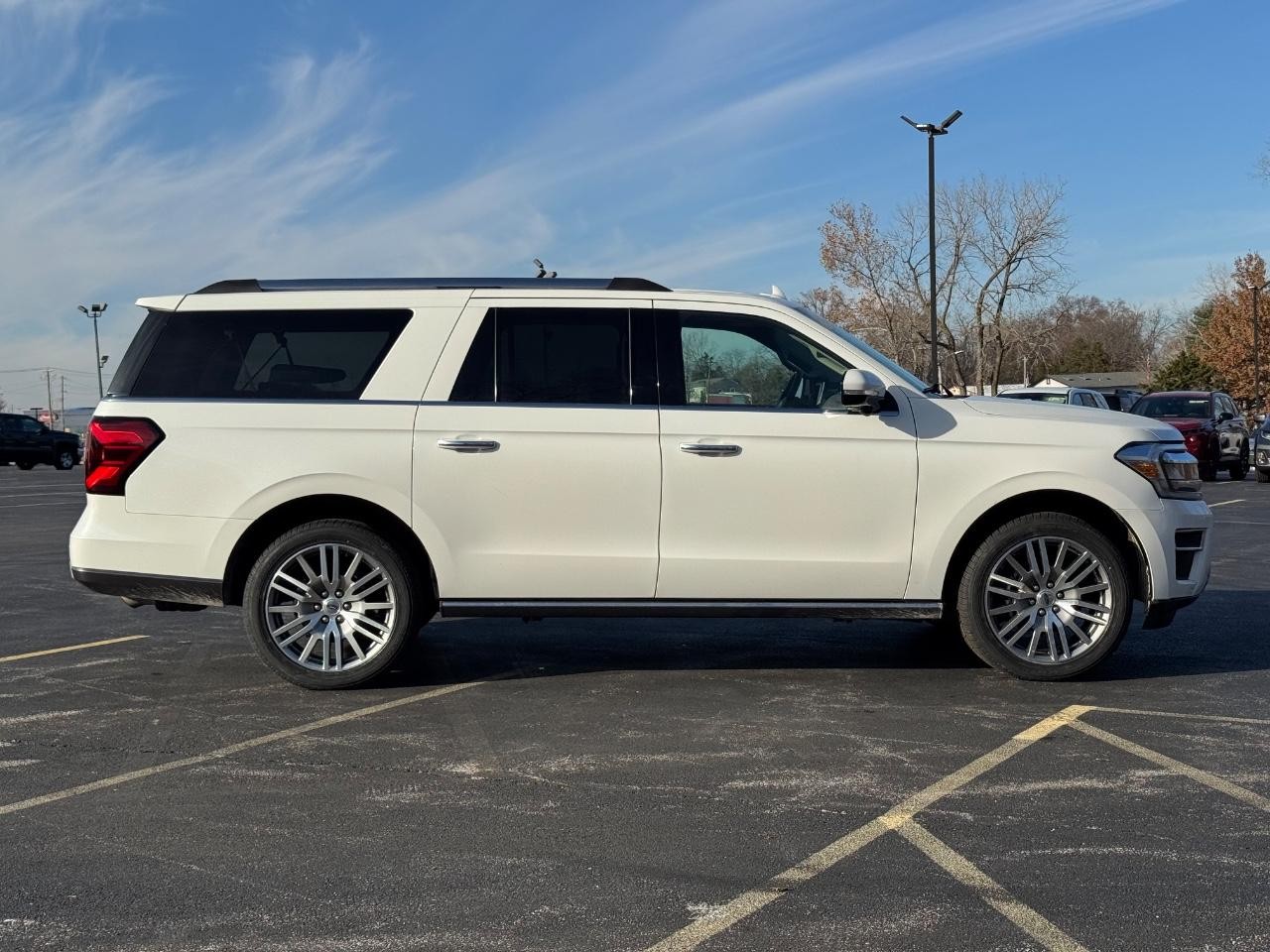 Ford Expedition Max Vehicle Full-screen Gallery Image 02