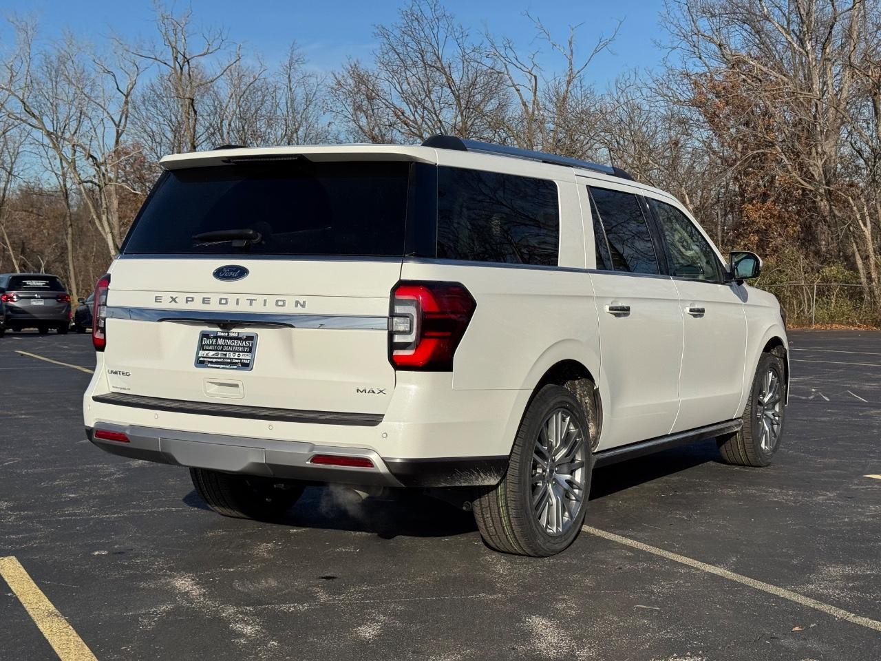 Ford Expedition Max Vehicle Full-screen Gallery Image 03