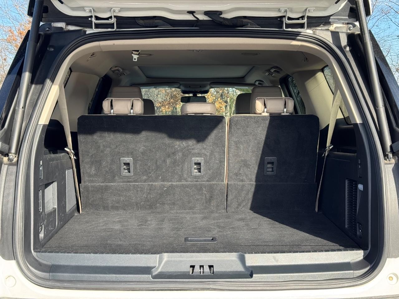 Ford Expedition Max Vehicle Full-screen Gallery Image 04