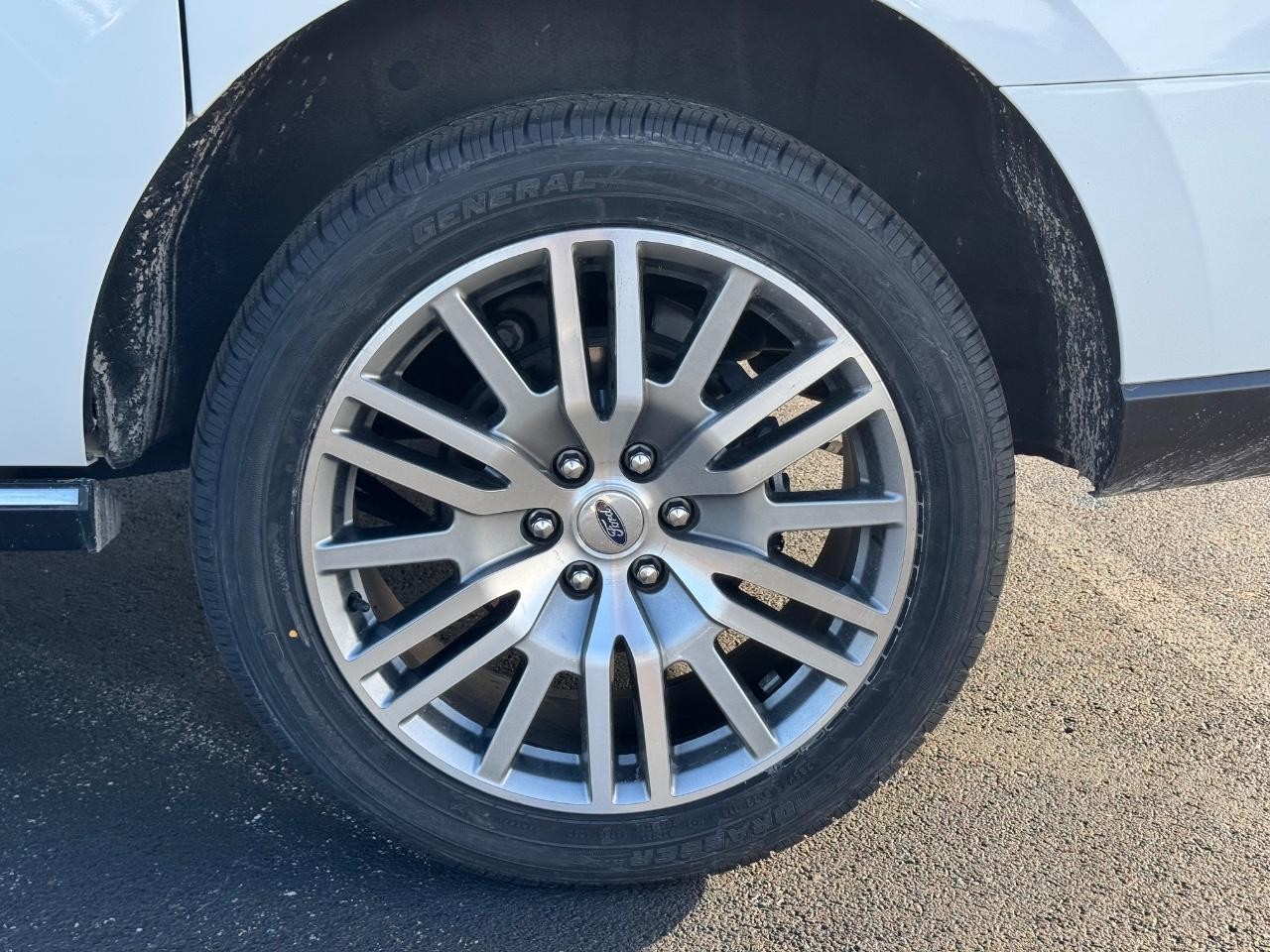 Ford Expedition Max Vehicle Full-screen Gallery Image 07