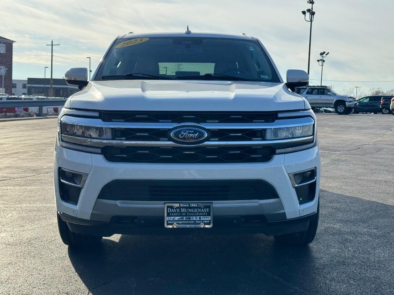 Ford Expedition Max Vehicle Full-screen Gallery Image 09