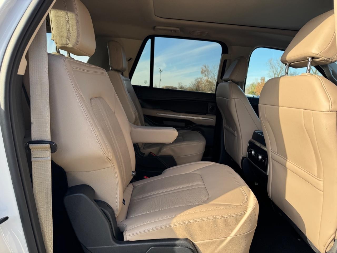 Ford Expedition Max Vehicle Full-screen Gallery Image 10