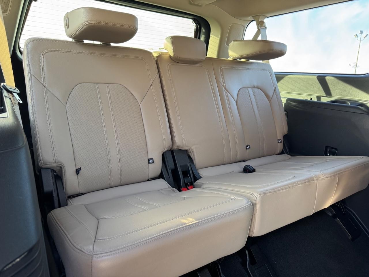 Ford Expedition Max Vehicle Full-screen Gallery Image 11