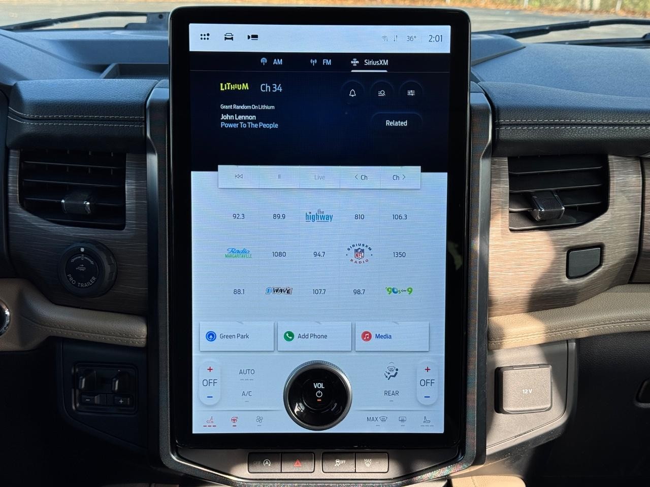 Ford Expedition Max Vehicle Full-screen Gallery Image 14