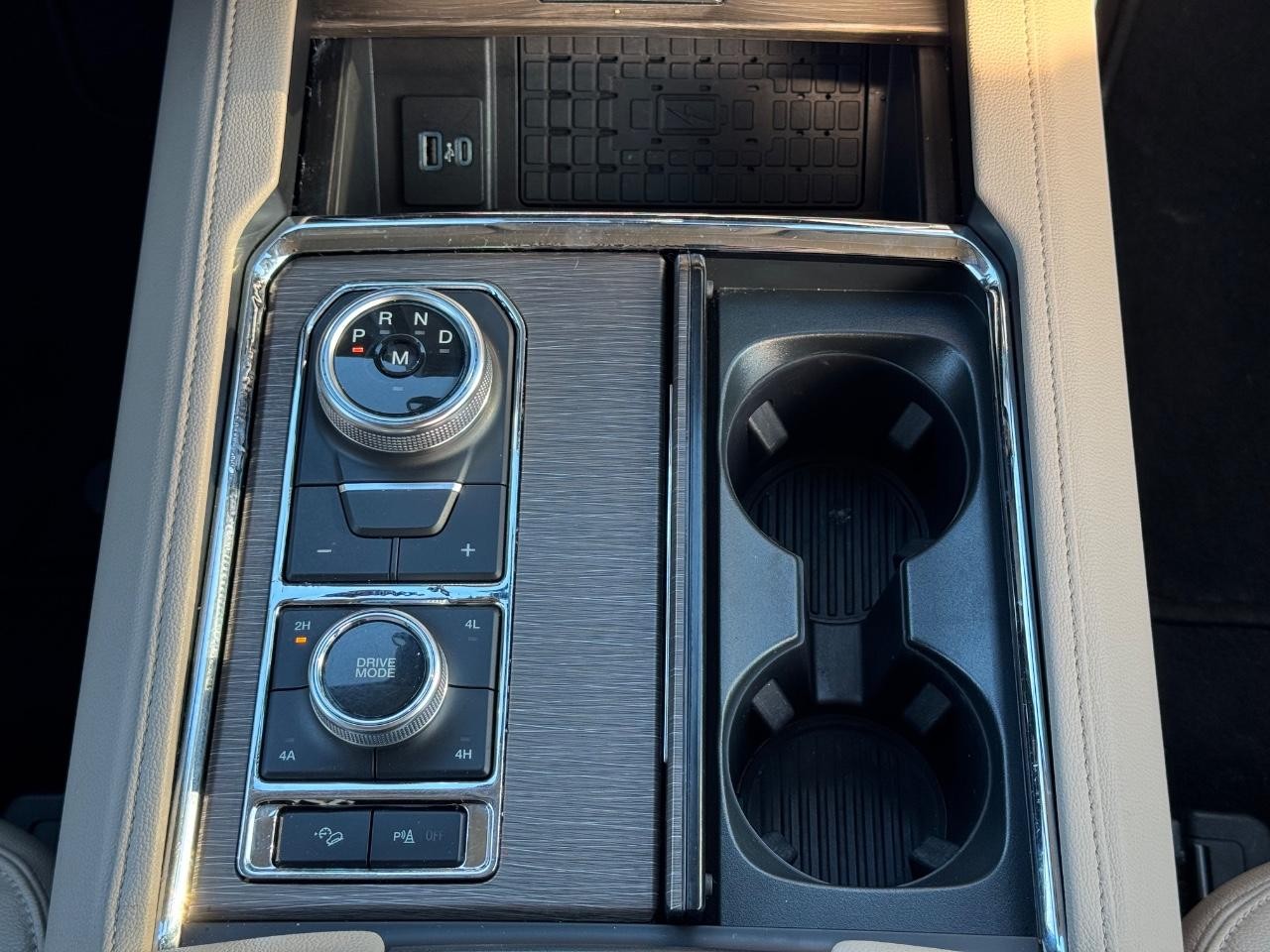 Ford Expedition Max Vehicle Full-screen Gallery Image 15