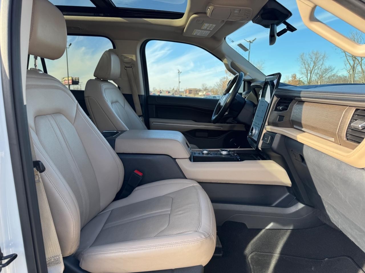 Ford Expedition Max Vehicle Full-screen Gallery Image 17