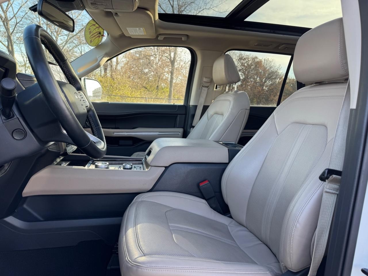 Ford Expedition Max Vehicle Full-screen Gallery Image 18