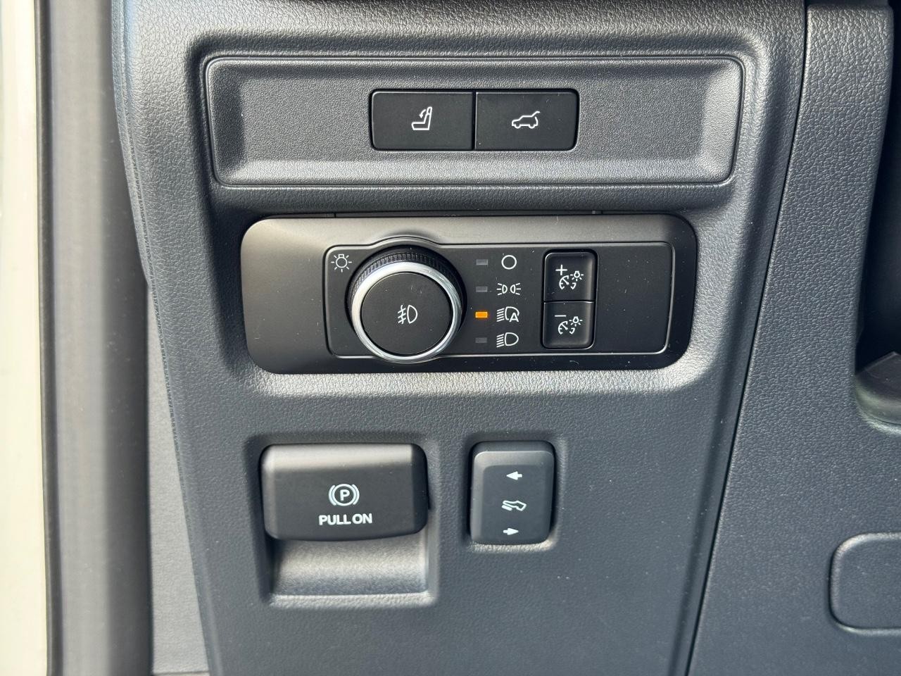 Ford Expedition Max Vehicle Full-screen Gallery Image 23