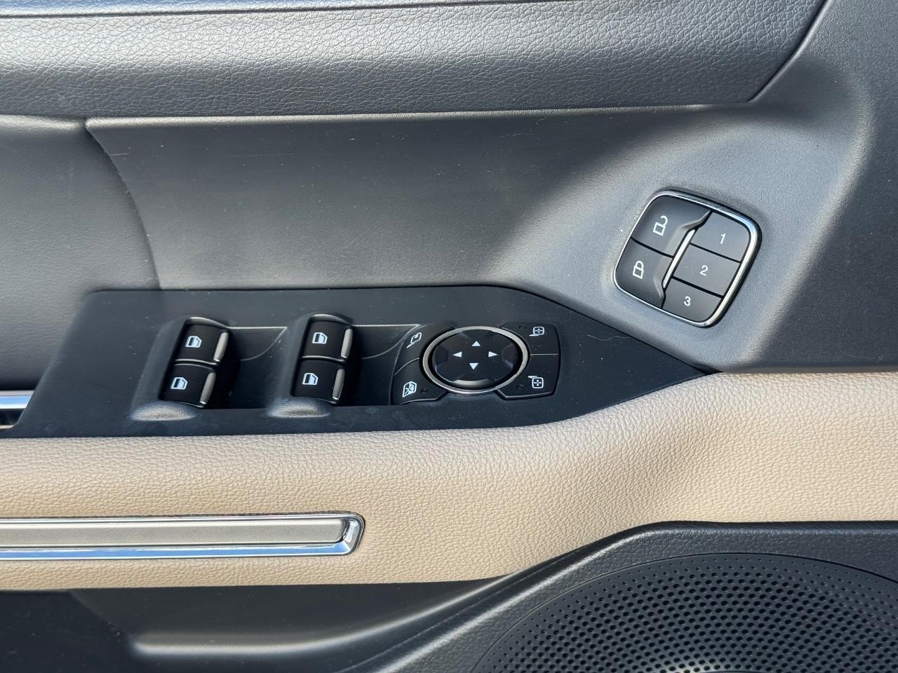 Ford Expedition Max Vehicle Full-screen Gallery Image 26