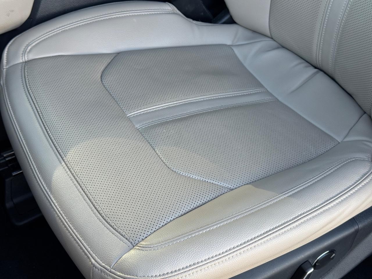 Ford Expedition Max Vehicle Full-screen Gallery Image 27