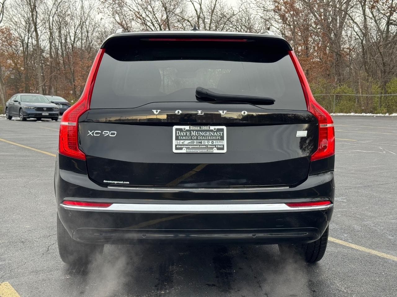 Volvo XC90 Recharge Plug-In Hybrid Vehicle Full-screen Gallery Image 05