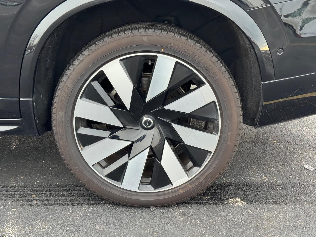 Volvo XC90 Recharge Plug-In Hybrid Vehicle Full-screen Gallery Image 07