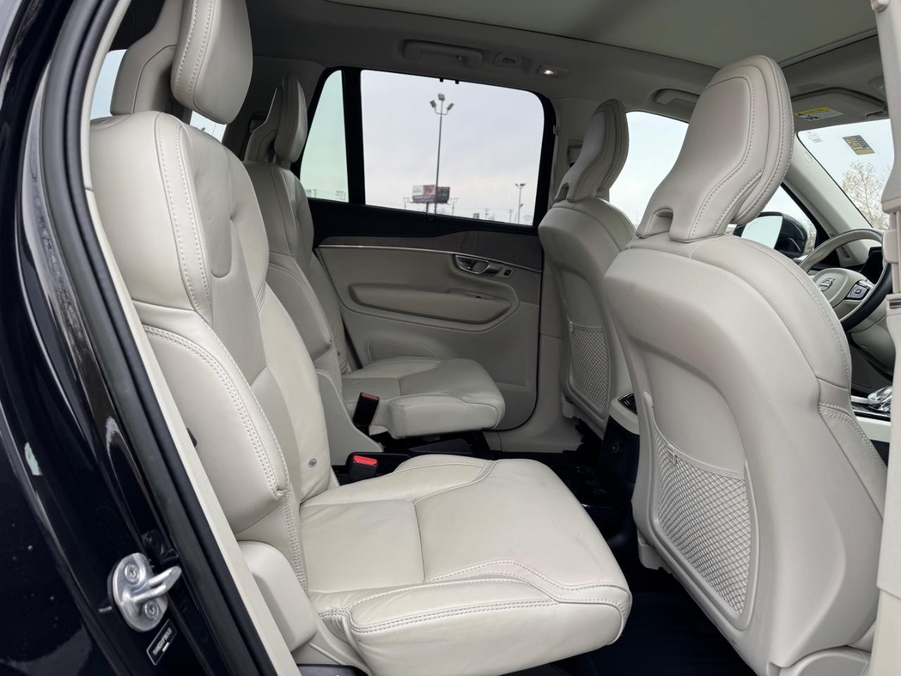 Volvo XC90 Recharge Plug-In Hybrid Vehicle Full-screen Gallery Image 10