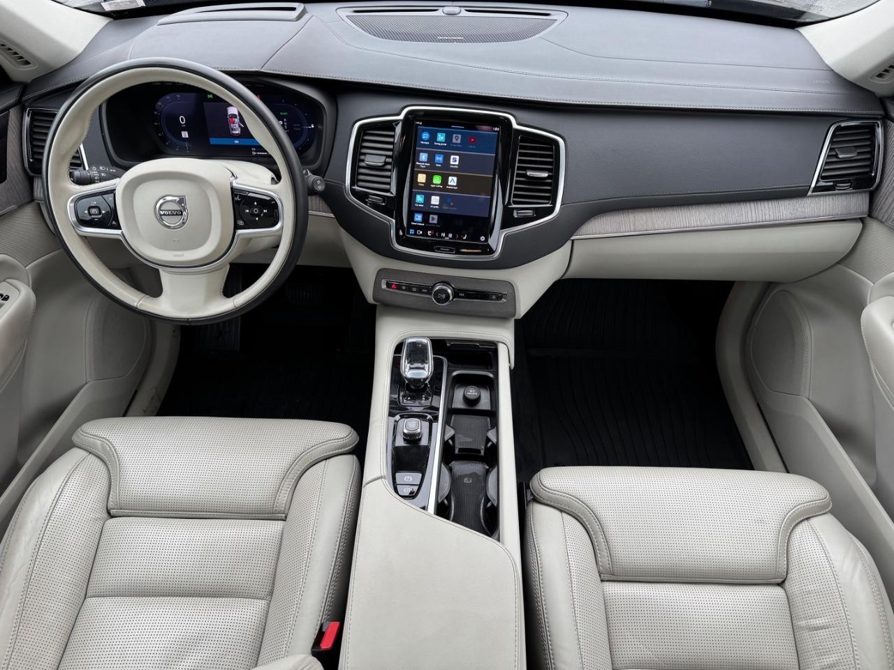 Volvo XC90 Recharge Plug-In Hybrid Vehicle Full-screen Gallery Image 11