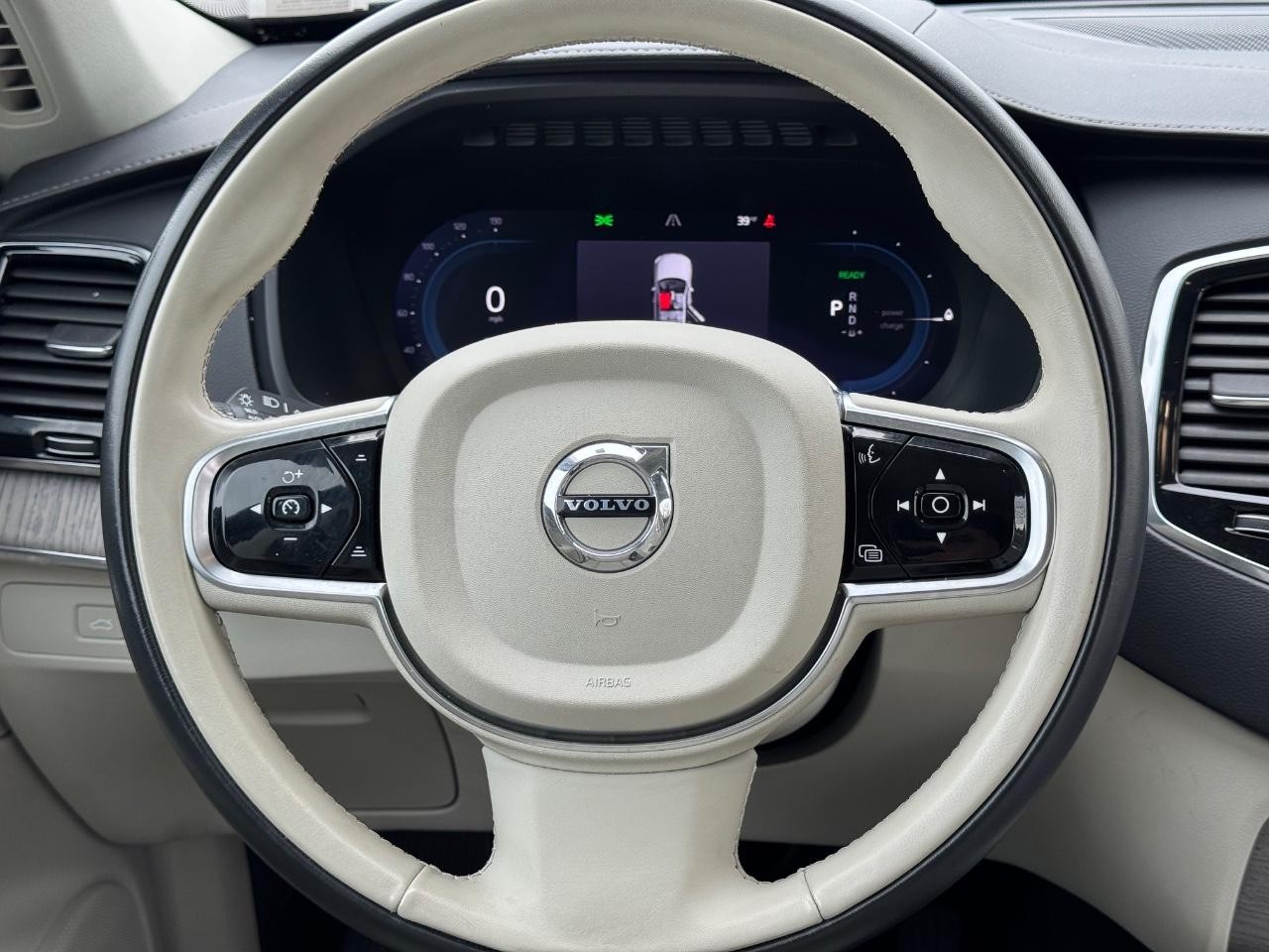 Volvo XC90 Recharge Plug-In Hybrid Vehicle Full-screen Gallery Image 12