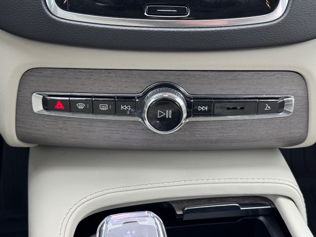 Volvo XC90 Recharge Plug-In Hybrid Vehicle Full-screen Gallery Image 14