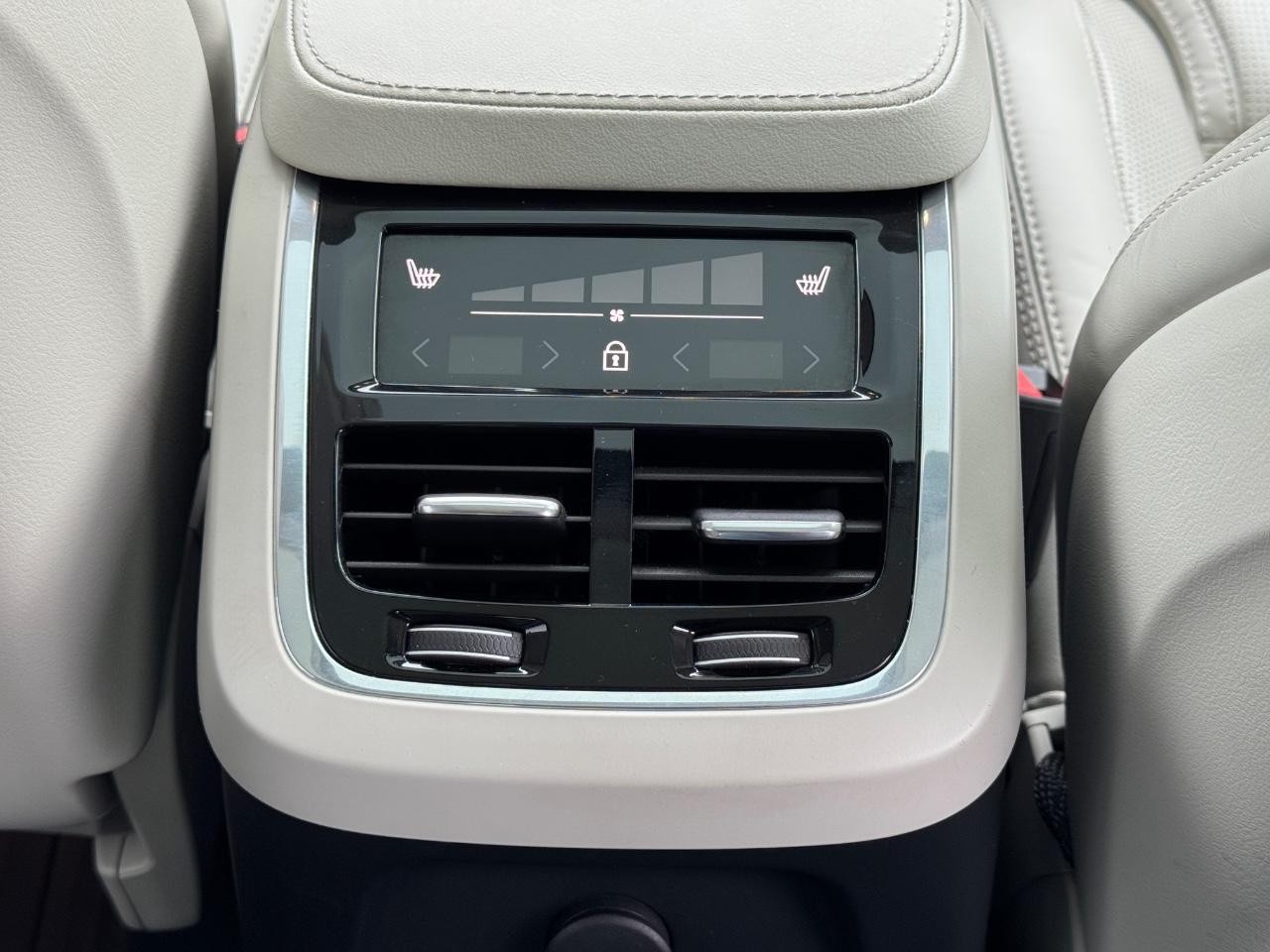 Volvo XC90 Recharge Plug-In Hybrid Vehicle Full-screen Gallery Image 15