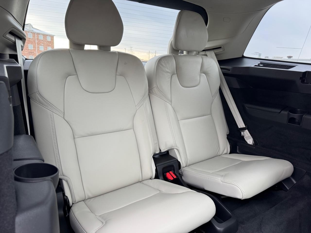 Volvo XC90 Recharge Plug-In Hybrid Vehicle Full-screen Gallery Image 16